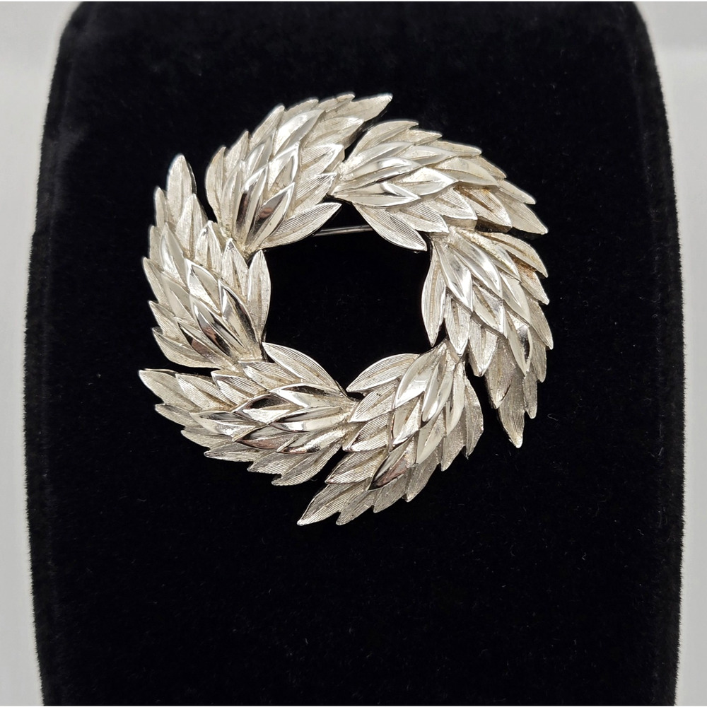 Vintage Crown Trifari Wreath Brooch Silvertone Laurel Leaf Pin Retro Classic 2"